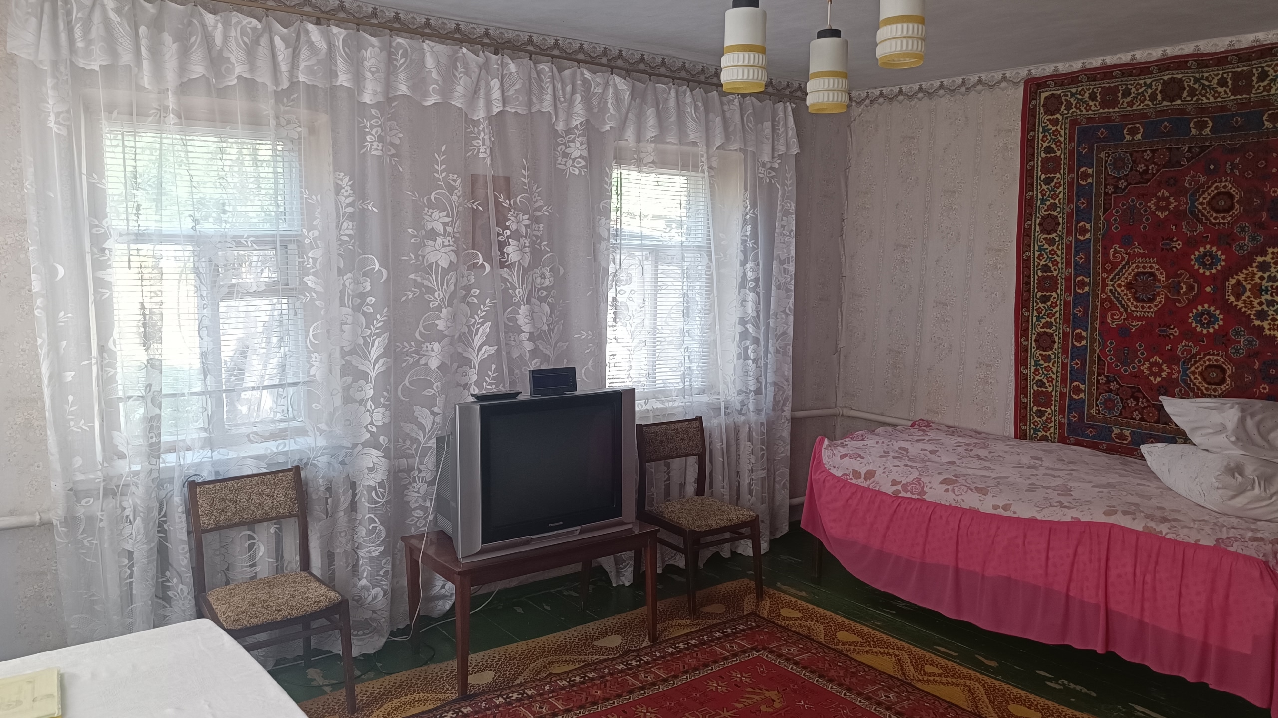 Продается небольшой дом ул.Минская 96, 54м.кв.,земли 6 сот.(приват),в доме 3 изол., комнаты, отдельно стоящая кухня и котельная,есть гараж,с/у во дворе. Цена 3 500 000 руб.+79591436534.