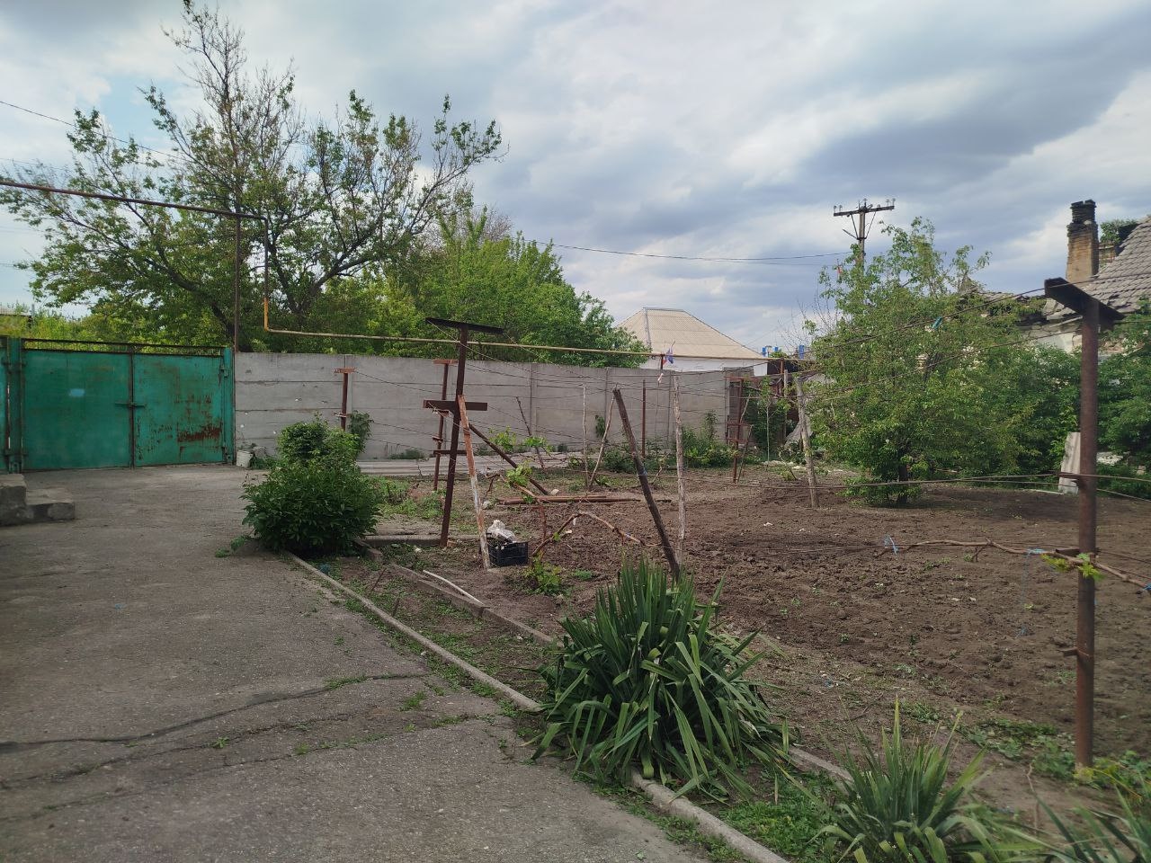 🏡 Дом с фруктовым садом в центре Станицы-Луганской! Рядом всё! Продаётся уютный дом 90 м² на приватизированном участке 12 соток, в центре Станицы-Луганской, по главной улице — район банка ПСБ. 💡 Кирпичный, тёплый, жилой дом с тремя просторными комнатами и кухней. 🛠 Крыша шифер — в отличном состоянии, окна мет...