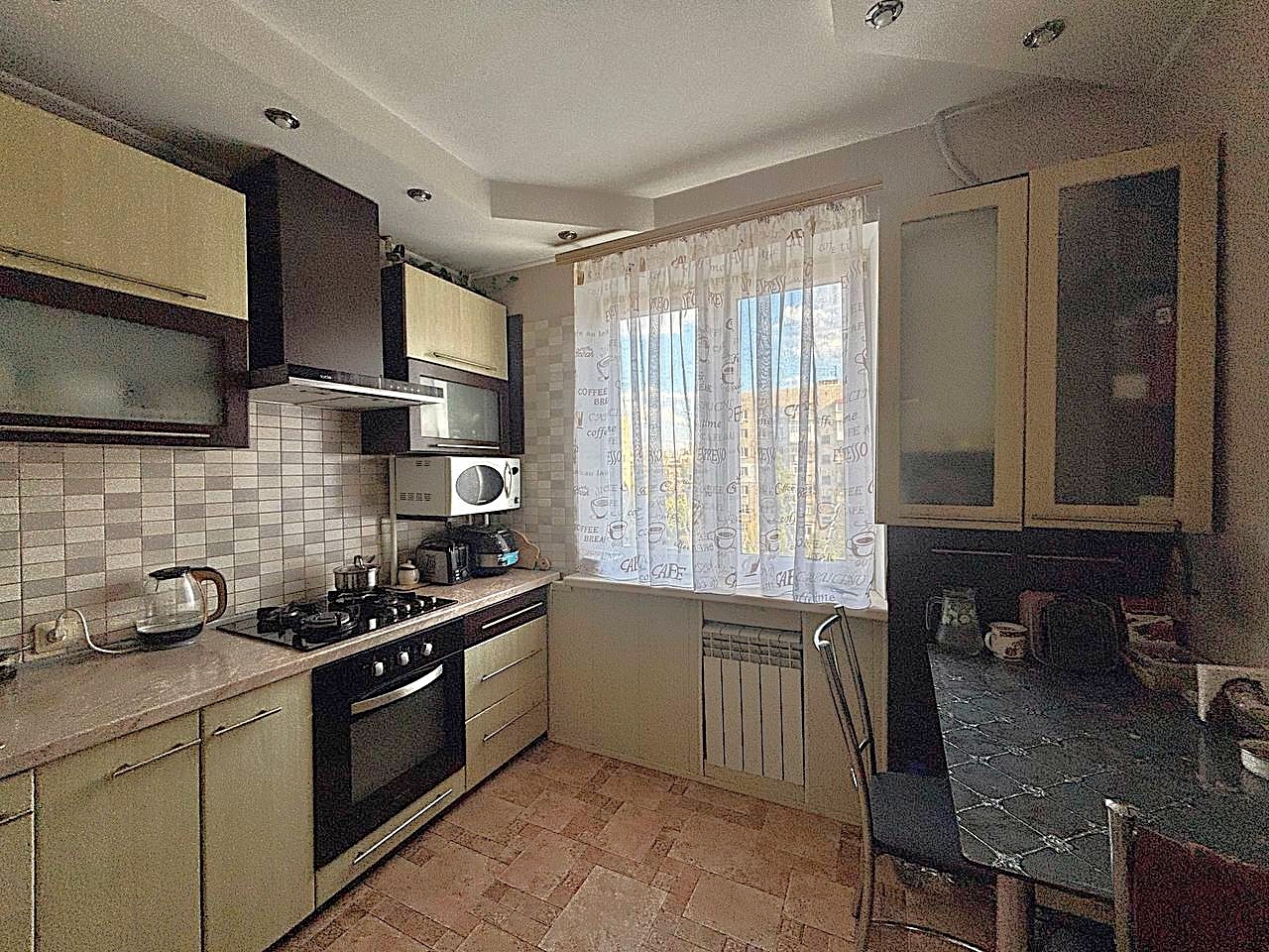 Продам 3-комн.кв.50 лет Октября, р-н МФЦ 7/9 эт., 70 кв.м., квартира с АВТОНОМНЫМ ОТОПЛЕНИЕМ, сделан добротный ремонт, новая проводка, разводка, кухня-студия, окна мет/пластиковые, ламинат, натяжные потолки, санузел раздельный кафель, хорошее месторасположение, рядом остановка, рынок, магазин. Документы РФ Це...