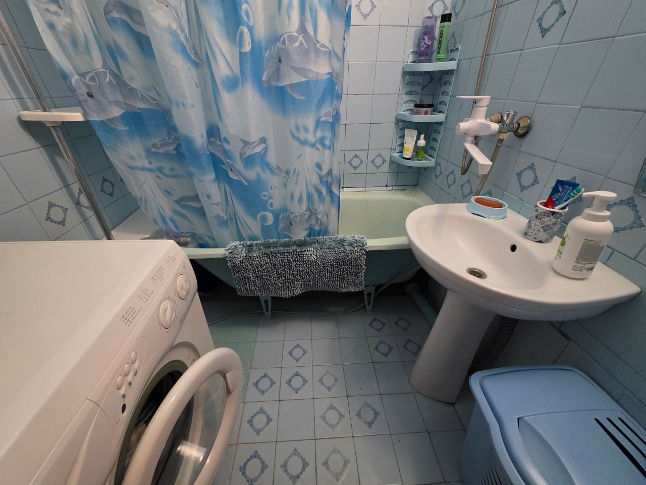 🏬2-комнатная 52м2 6/9ти с А/О кв. Якира, Жовтневый р-н г. Луганск Продам 2-х комн. кв. на 6эт/9ти этажного дома кв. Якира, г. Луганск. - Общая - 52м2, комнаты - раздельные, кухня - 7м2. - Квартира в жилом состоянии. - С/у раздельный. - Окна м/п. - Автономное отопление. - Удобное месторасположение. - Остановка...