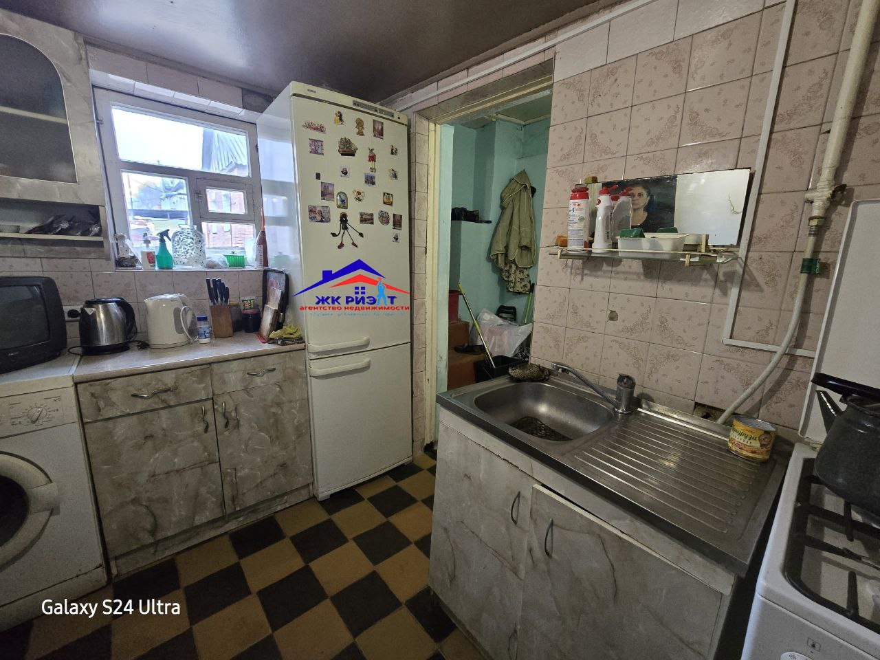 Продам 2 смежных участка с домостроениями в г. Луганске (Верхний Камброд). ✅Первый участок размером 5 соток ПРИВАТИЗИРОВАН. 🔺 На участке находится жилой дом площадью 50 м2. В доме - 2 комнаты, коридор, примыкающая пристройка, где расположена кухня и санузел. Летняя терраса. Дом мергельный облицован кирпичом. ...