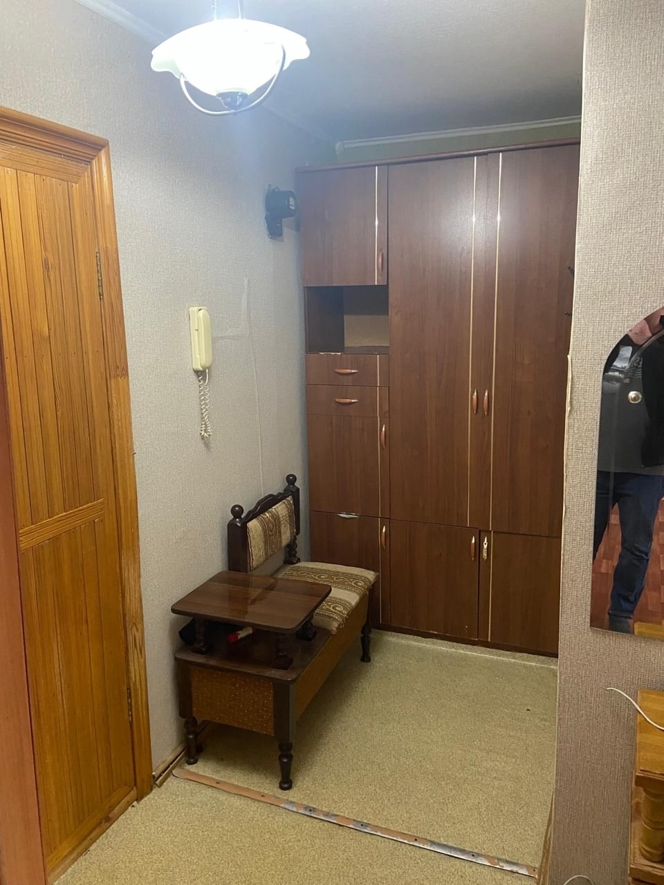 Сдам 1кк квартиру на долгий срок. Кв. Ватутина (восток) Жилая и чистая квартира, без тараканов и прочей живности. Рядом остановка/супермаркет. Цена 25 000 + залог и ку. АН +79598117365...