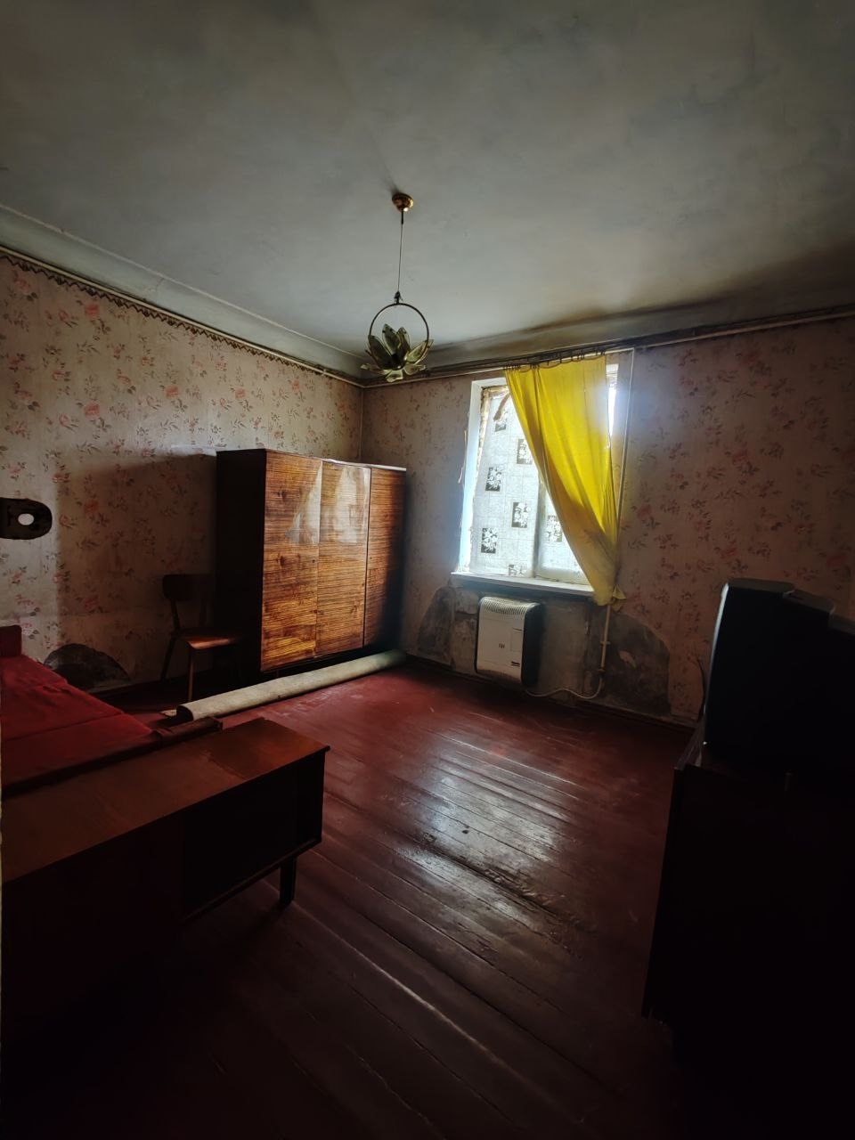 🗝️Продаётся 3-х комнатная квартира🗝️ Общая площадь 65 кв. м Расположение : г. Брянка, ул. Маяковская д.17 Цена 750 т. р 🔵1 этаж/2эт. 🔵Пластиковые окна. (Частично) 🔵Железная входная дверь. 🔵Газовое отопление (Конвектора) . Хорошее месторасположение(Центр Краснополья). к продаже. По всем вопросам обращаться к р...