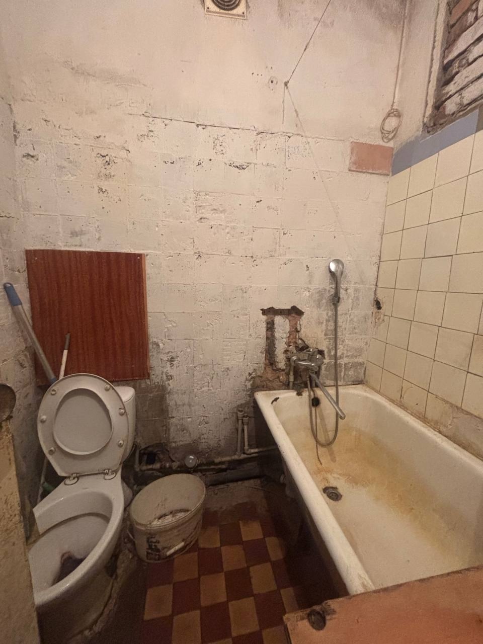 !!! Продам 3-комн. квартиру по цене 1-комн.квартиры. ул. 2-й Цимлянский тупик, 2/2 эт., крыша заменена в 17 году, 50 кв.м., дом кирпичный, высокие потолки, квартира под ваш ремонт , санузел совместный, вода постоянно, газ.колонка, сарай, подвал, есть участок возле дома. Тихий закрытый двор. Цена 2 800 000₽. ...
