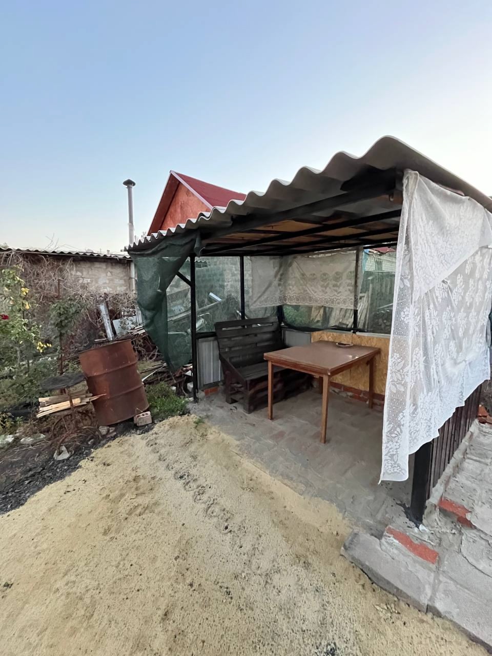 ДОМ общ. пл. 68 кв.м ул. Тарасовская Цена: 3 400 000 руб. Дом в стадии ремонта, остается много строительного материала и оборудования, вся техника и мебель новая. Отопление - 1-контурный котел, есть новый 2-контурный. Окна м/пл. Сливная яма, вода центральная, есть возможность сделать свою скважину, газ заведе...